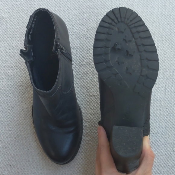 Clarks Leather Bootie Heals Size 8 - Picture 7 of 10